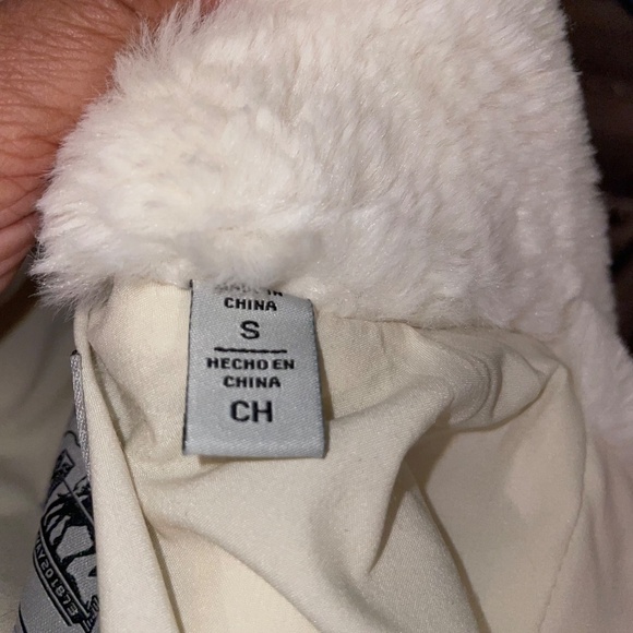 LEVI’S Women’s Faux Fur Cream Trucker Jacket - Picture 9 of 16